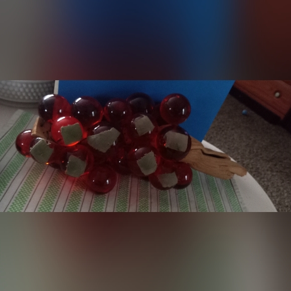 Vintage large Mid Century Glass Lucite Grape Cluster - Picture 3 of 3